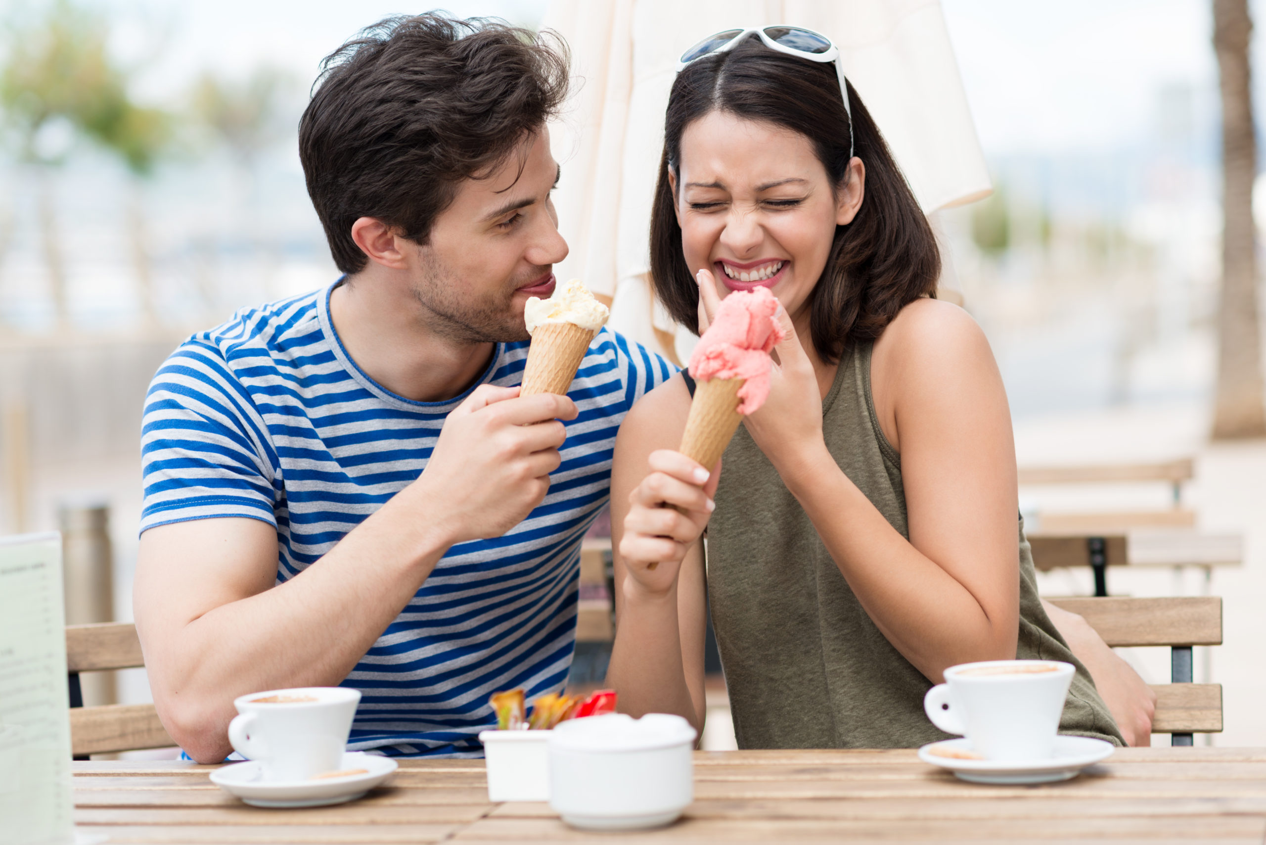 Eat ice. Человек ест мороженое. Пара ест мороженое. Парень и девушка едят мороженое. Кушать мороженое.